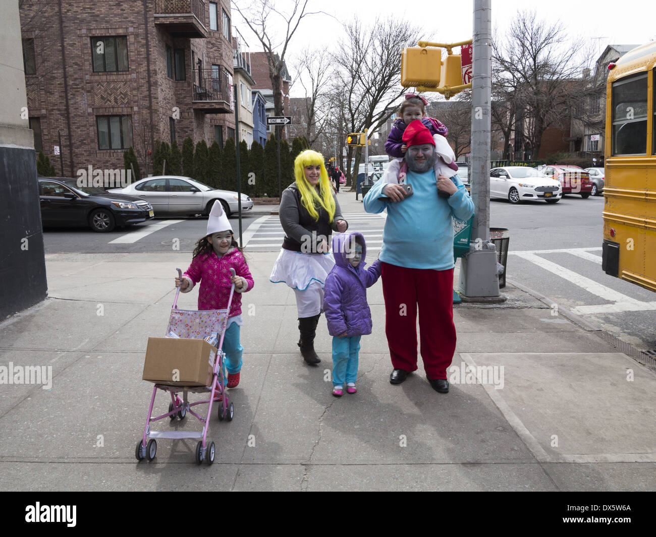 Religiöse Juden feiern das Fest des Purim im Abschnitt Borough Park von Brooklyn. Stockfoto