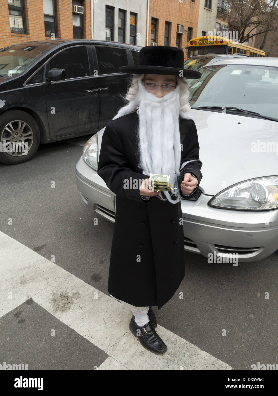 Religiöse Juden feiern das Fest des Purim im Abschnitt Borough Park von Brooklyn. Stockfoto