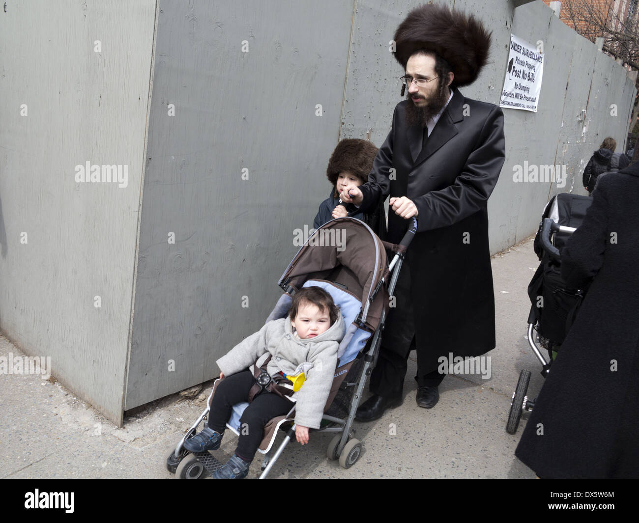 Religiöse Juden feiern das Fest des Purim im Abschnitt Borough Park von Brooklyn. Stockfoto