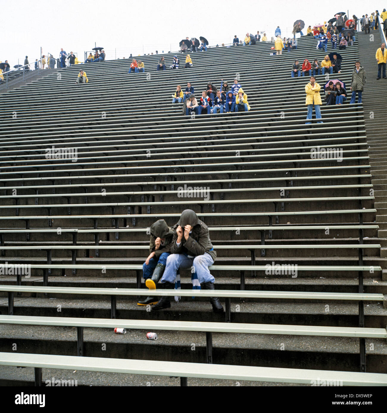 Fußball, Bundesliga, 1977/1978, Parkstadion, FC Schalke 04 vs. Fortuna Düsseldorf 1:0, Besucher in das Stadion, unroofed, regnerischen Wetter, leere Sitze, sehr wenige Fußball-Fans Stockfoto