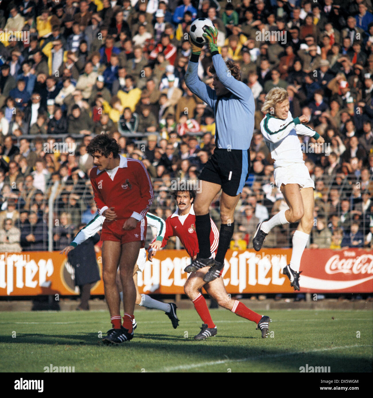 Fußball, Bundesliga, 1977/1978, Stadion bin Boekelberg, Borussia Moenchengladbach im Vergleich zu 1. FC Köln 2:5, Szene des Spiels, v.l.n.r.: Herbert Zimmermann (FC), Harald Konopka (FC), Torwart Harald Schumacher (FC) fliegen zu sparen, Kalle Del Haye (MG) Stockfoto