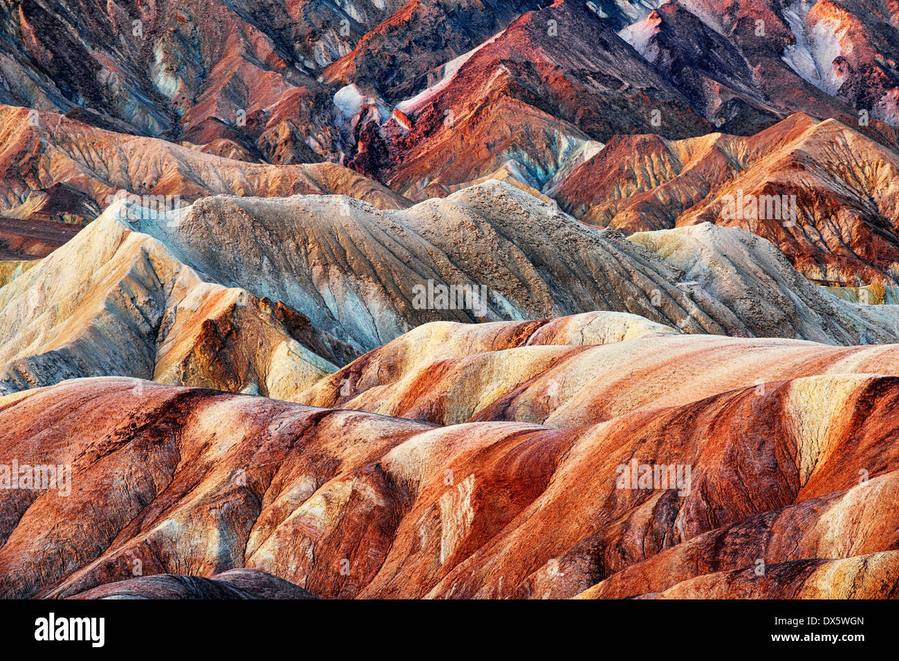 Bürgerlichen Dämmerung verstärkt die spektakulären Farben Golden Canyon Badlands im kalifornischen Death Valley National Park. Stockfoto