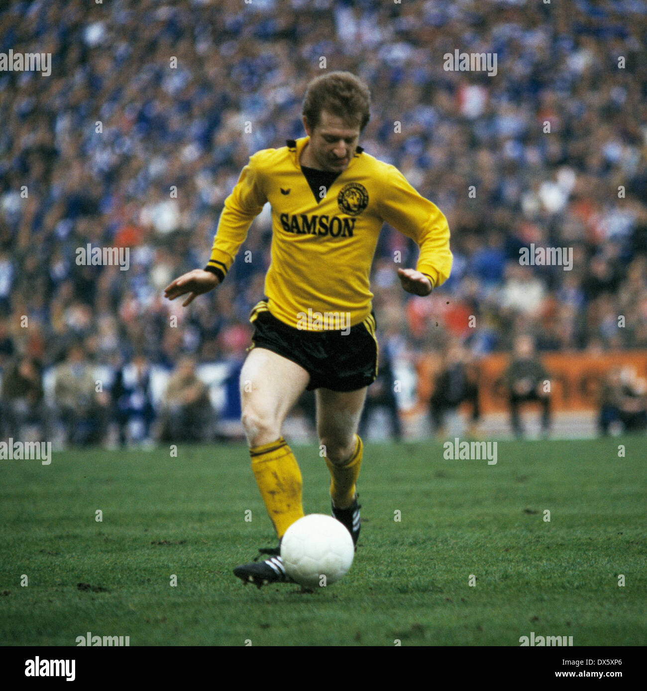 Fußball, Bundesliga, 1977/1978-Park-Stadion, FC Schalke 04 vs. Borussia Dortmund 0:2, Szene des Spiels, Lothar Huber (BVB) Im Ballbesitz Stockfoto