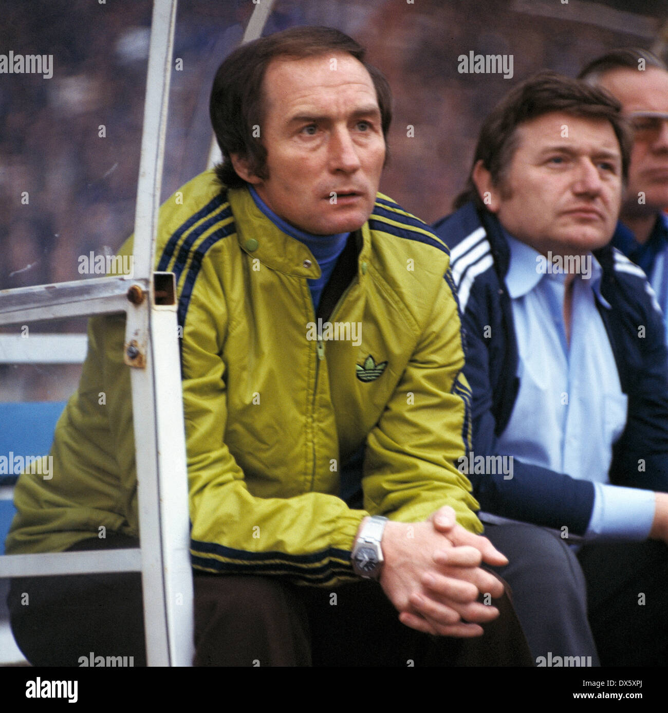Fußball, Bundesliga, 1977/1978-Park-Stadion, FC Schalke 04 vs. Borussia Dortmund 0:2, Trainer Uli Maslo (S04) links und Guardian Charlie-Karl-Heinz Neumann auf der coaching Bank Stockfoto Fußball, Bundesliga, 1977/1978-Park-Stadion, FC Schalke 04 vs. Borussia Dortmund 0:2, Trainer Uli Maslo (S04) links und Guardian Charlie-Karl-Heinz Neumann auf der coaching Bank Stockfoto