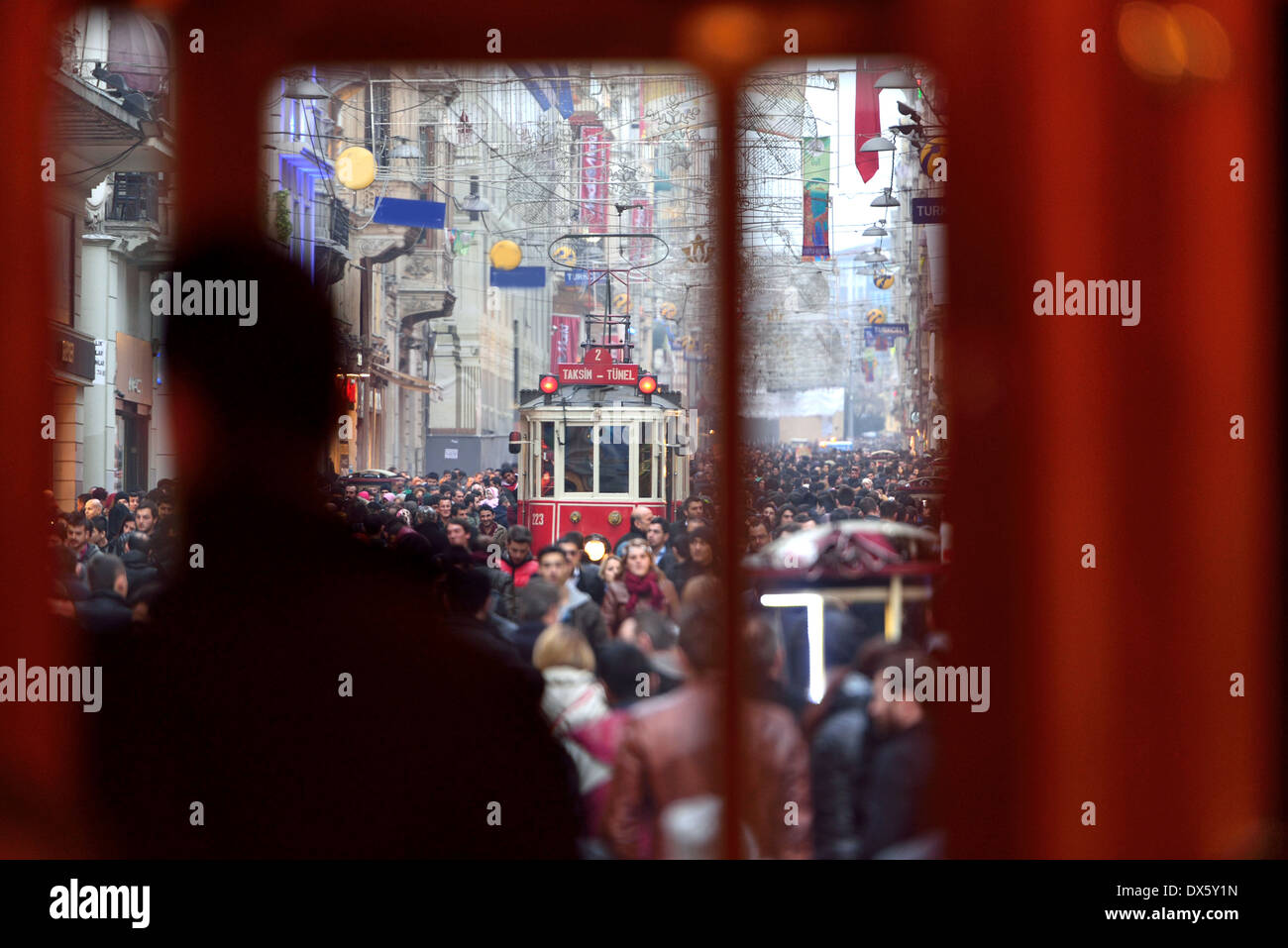 ISTANBUL, Türkei - Januar 12: Passanten auf der Istiklal Straße am 12. Januar 2014 in Istanbul, Türkei. Stockfoto