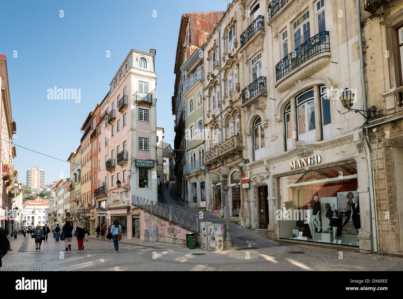 COIMBRA, PORTUGAL - März 13,2014: Schmale Straße mit alten Häusern in der Altstadt, Coimbra, Portugal Stockfoto