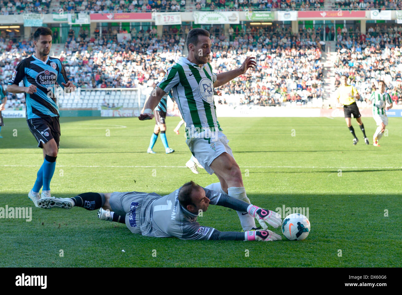 CORDOBA, Spanien - März 16: Xisco Jimenez W(9) in Aktion während Spiel Liga Cordoba (W) Vs Lugo (B)(1-1) bei der kommunalen Stadiu Stockfoto