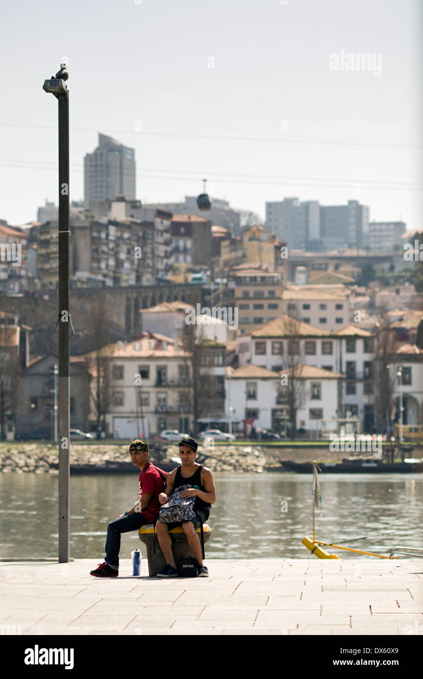 PORTO, PORTUGAL - 12. März 2014: Breakdancer - Bettler Ruhe am Ufer des Duero-Flusses in Porto, Portugal Stockfoto