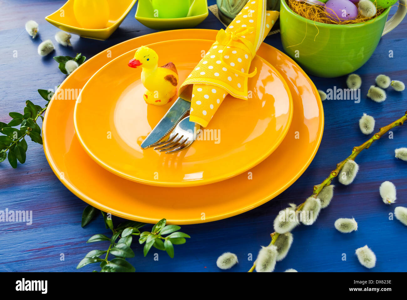 Ostern Tischdekoration mit einer gelben Ente Stockfoto