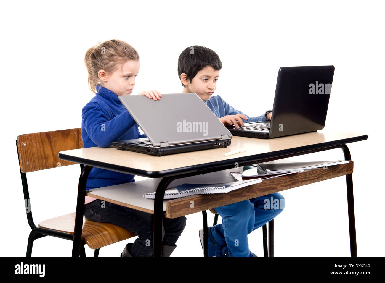 Kinder im Klassenzimmer mit Laptop-Computern Stockfoto