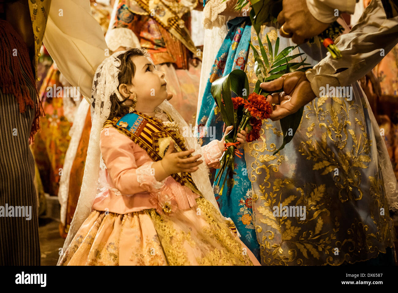 Valencia, Spanien. 18. März 2014: ein wenig Fallera schließlich bietet ihren Blumenstrauß der Jungfrau und übergibt sie an die Jungfrauen Bild platziert werden. Bildnachweis: Matthi/Alamy Live-Nachrichten Stockfoto