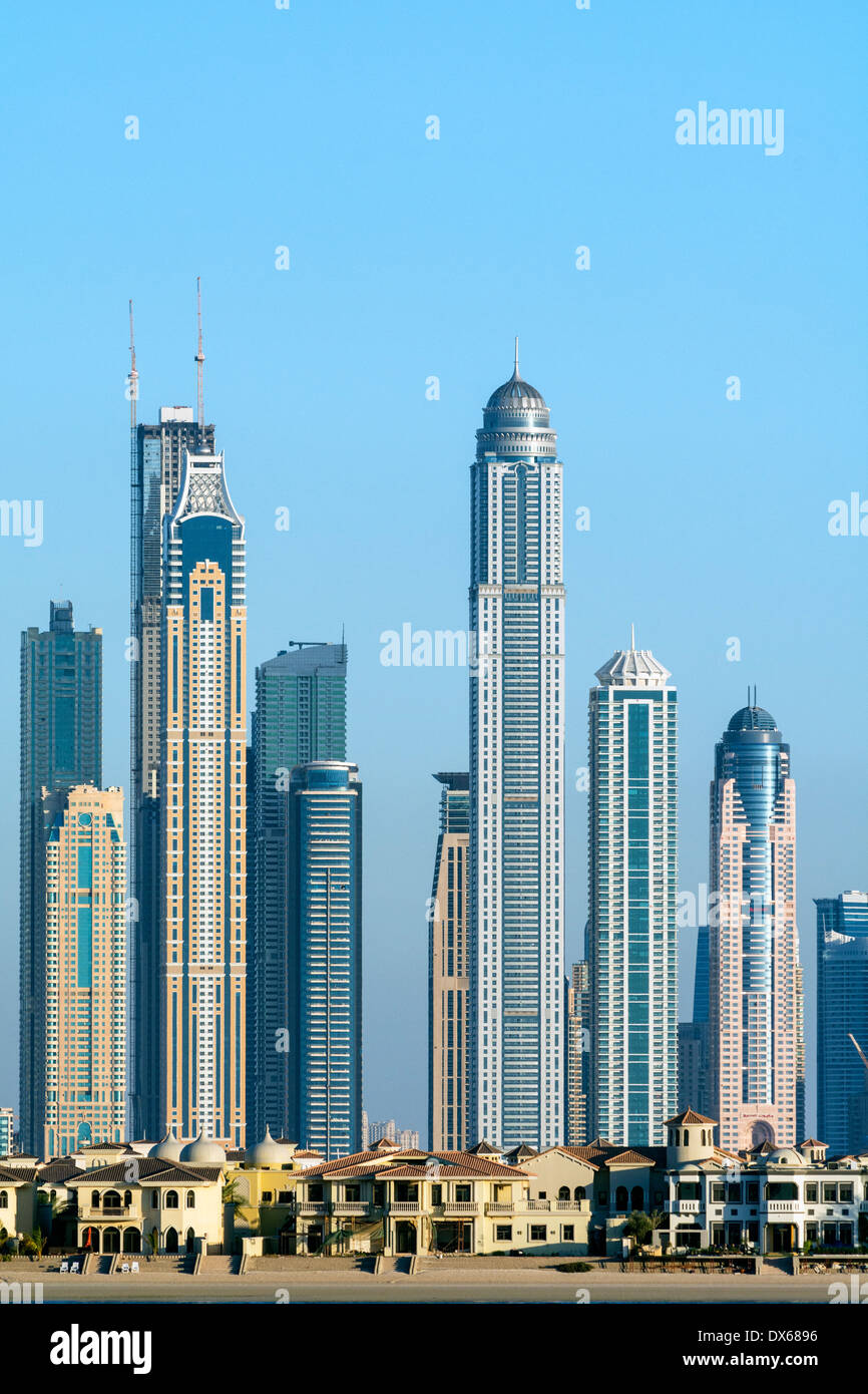 Skyline von Dubai Luxus-Villen auf The Palm Island und Hochhauswohnung kontrastierenden Türme im Hafengebiet in United Arab Emira Stockfoto