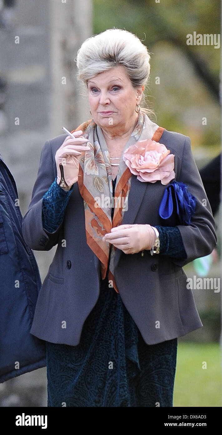 Ann Mitchell (spielt Cora Cross) 'Eastenders' werfen Dreharbeiten Szenen auf einem Friedhof Kirche Hertfordshire, England - 30.10.12 Cr Stockfoto