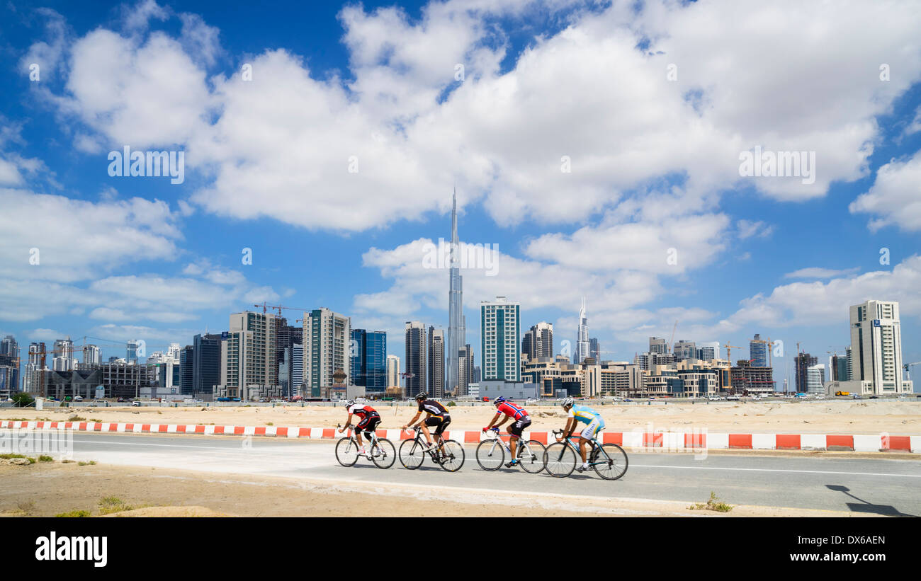 Radfahrer auf Zyklus verfolgen mit Skyline von Dubai in Vereinigte Arabische Emirate Stockfoto