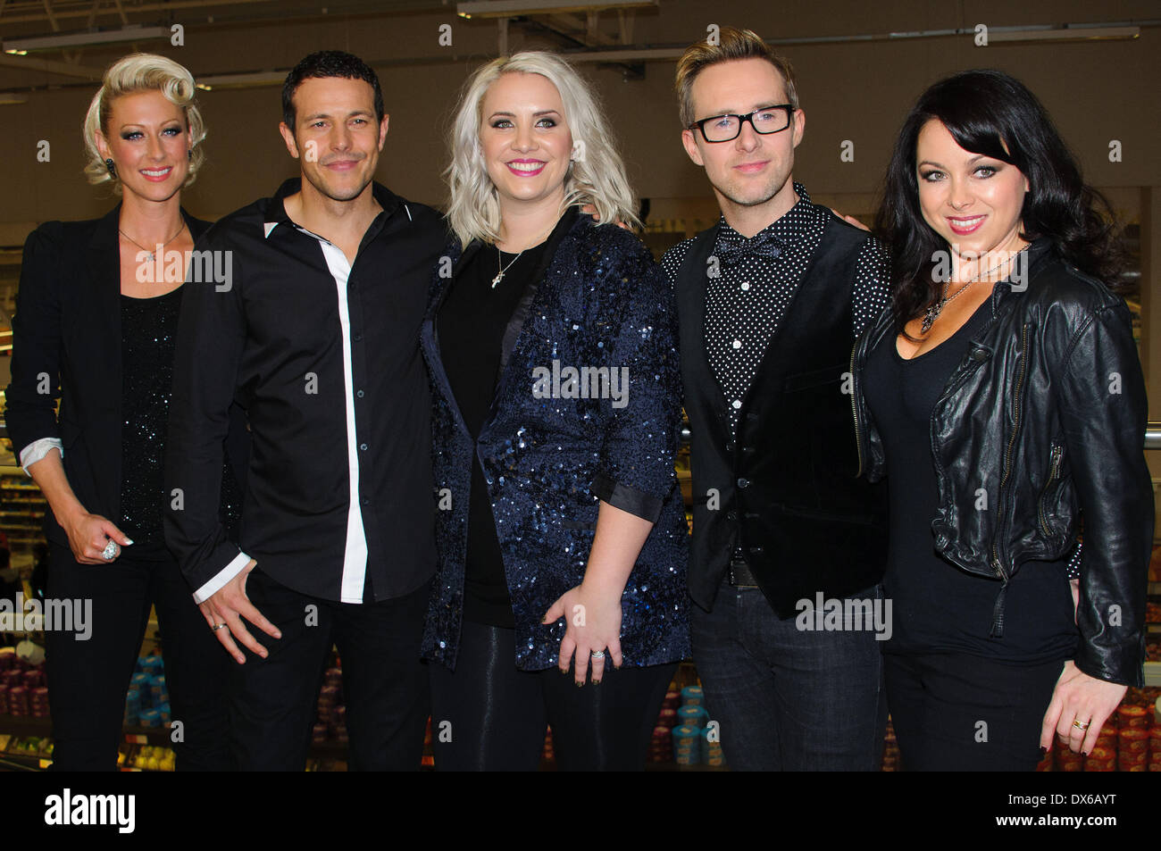 Faye Tozer, Lee Evans-Latchford, Claire Richards, Ian Watkins aka H und Lisa Scott-Lee der Schritte Schritte Tanz-a-Thon - Guinness-Weltrekord Versuch, Sainsburys, Crayford. Kent, England - 31.10.12 wo: Kent, Vereinigtes Königreich bei: 31. Oktober 2012 Stockfoto
