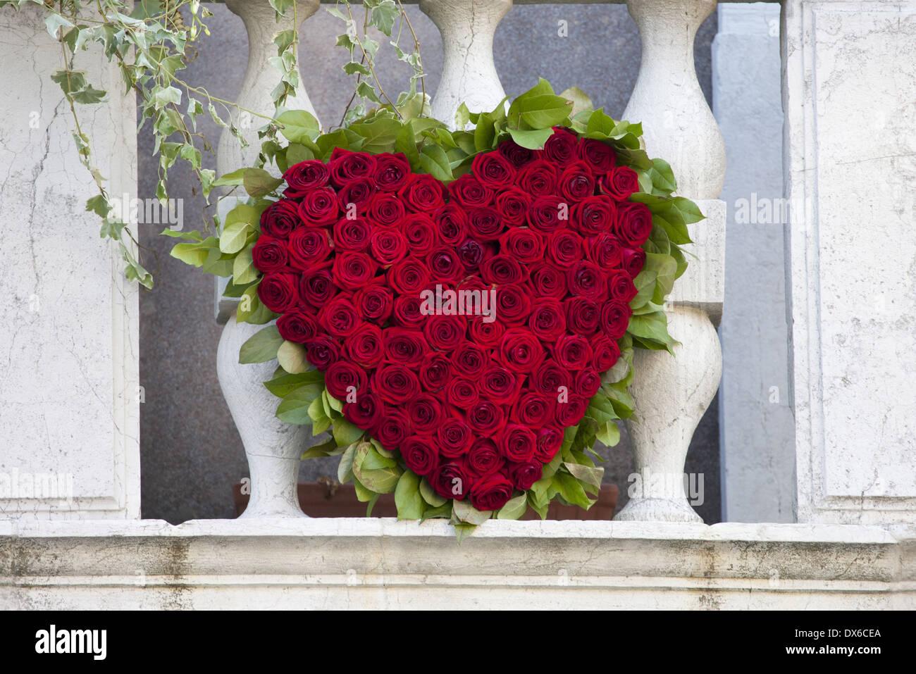 Rose Kranz auf einem Balkon in Venedig, Italien Stockfoto