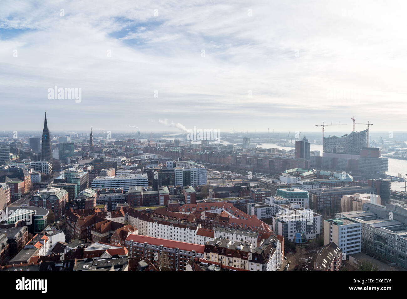 Blick über die Neustadt-Bereich gegenüber der HafenCity und der Baustelle der Elbphilharmonie im Februar 2014. Stockfoto
