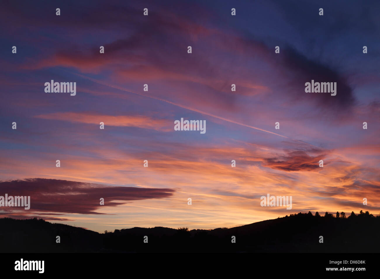 Ein spektakulärer und wunderschöner Sonnenuntergang über Presteigne, Powys, Mid Wales, Großbritannien Stockfoto