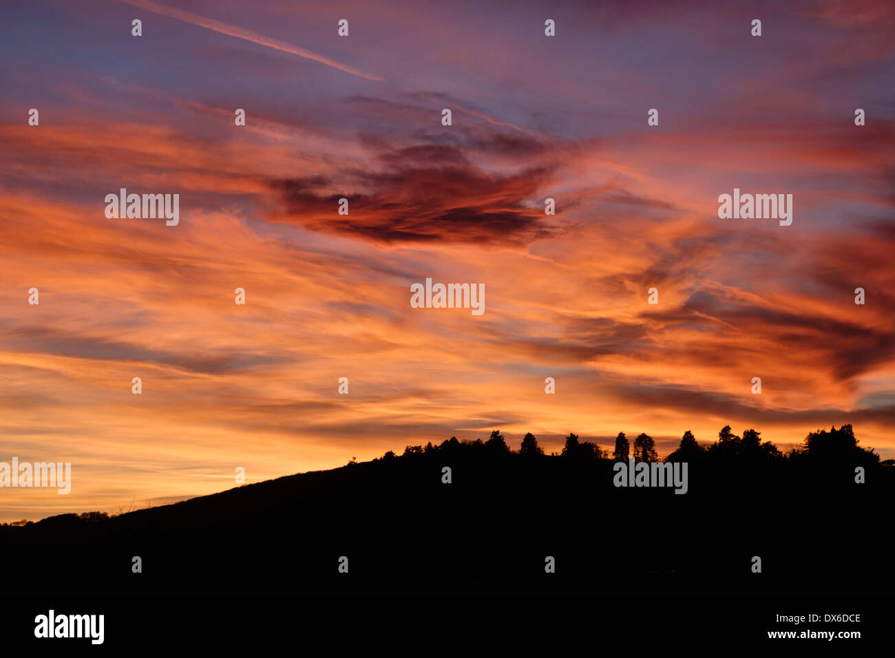 Ein spektakulärer und wunderschöner Sonnenuntergang über Presteigne, Powys, Mid Wales, Großbritannien Stockfoto