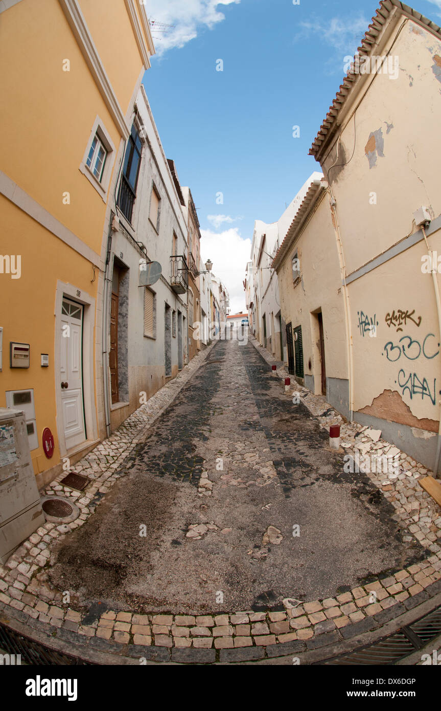 Traditional-Straße in der Altstadt von Lagos, Portugal mit grafitti Stockfoto