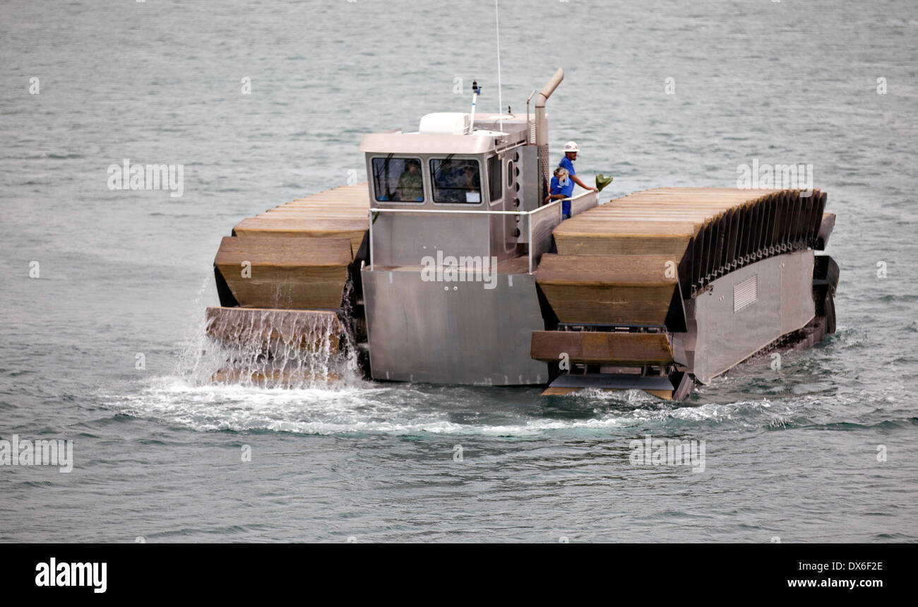 Mitglieder der Schiffsbau Firma Navatek Ltd zeigen ein Hälfte-Modell des Marine Corps Ultra Heavy-Lift amphibische Steckers während der erste Testlauf im Hafen von Honolulu 3. März 2014 in Honolulu, Hawaii. Die UHAČ werden die Ersetzung des STERNS, die Marines Landungsboote aktuelle Ship to Shore. Stockfoto