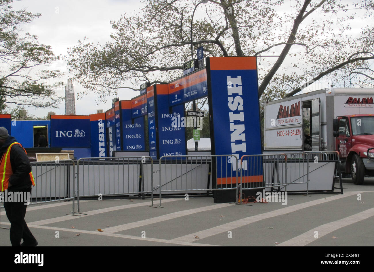 Atmosphäre der ING New York City Marathon ist abgebrochen worden, trotz Vorbereitung stattfindet und Bürgermeister von New York City, Michael Bloomberg besagt, dass das Rennen wie geplant gehen würde. Bürgermeister Bloomberg gab eine zusätzliche Erklärung zu sagen, dass der Marathon im Zuge der Hurrikan Sandy mit abgesagt werden: Atmosphäre wo: New York City, New York City, USA: 2. November 2012 Stockfoto