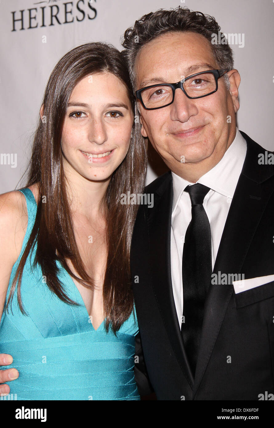 Andrea Kaufman und ihr Onkel Moises Kaufman an der Broadway-Premiere nach Party für "Die Erbin", gehalten im Edison Ballroom. Mitwirkende: Andrea Kaufman und ihr Onkel Moises Kaufman wo: New York City, USA: 1. November 2012 Stockfoto