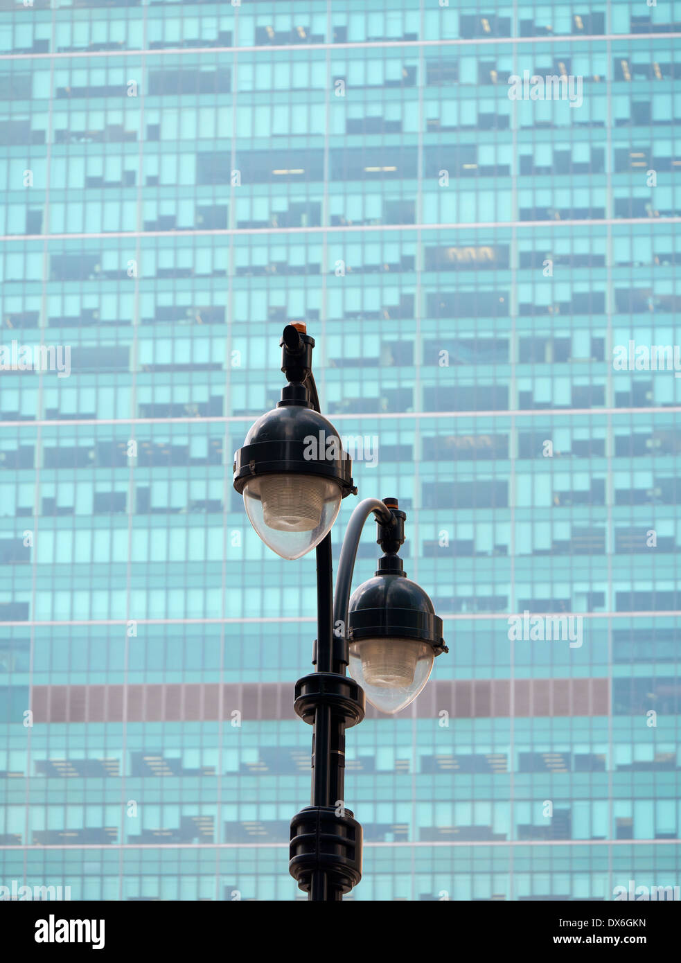 Laterne und Wolkenkratzer - Kreuzung von 42nd Street und 5th Avenue, New York Stockfoto