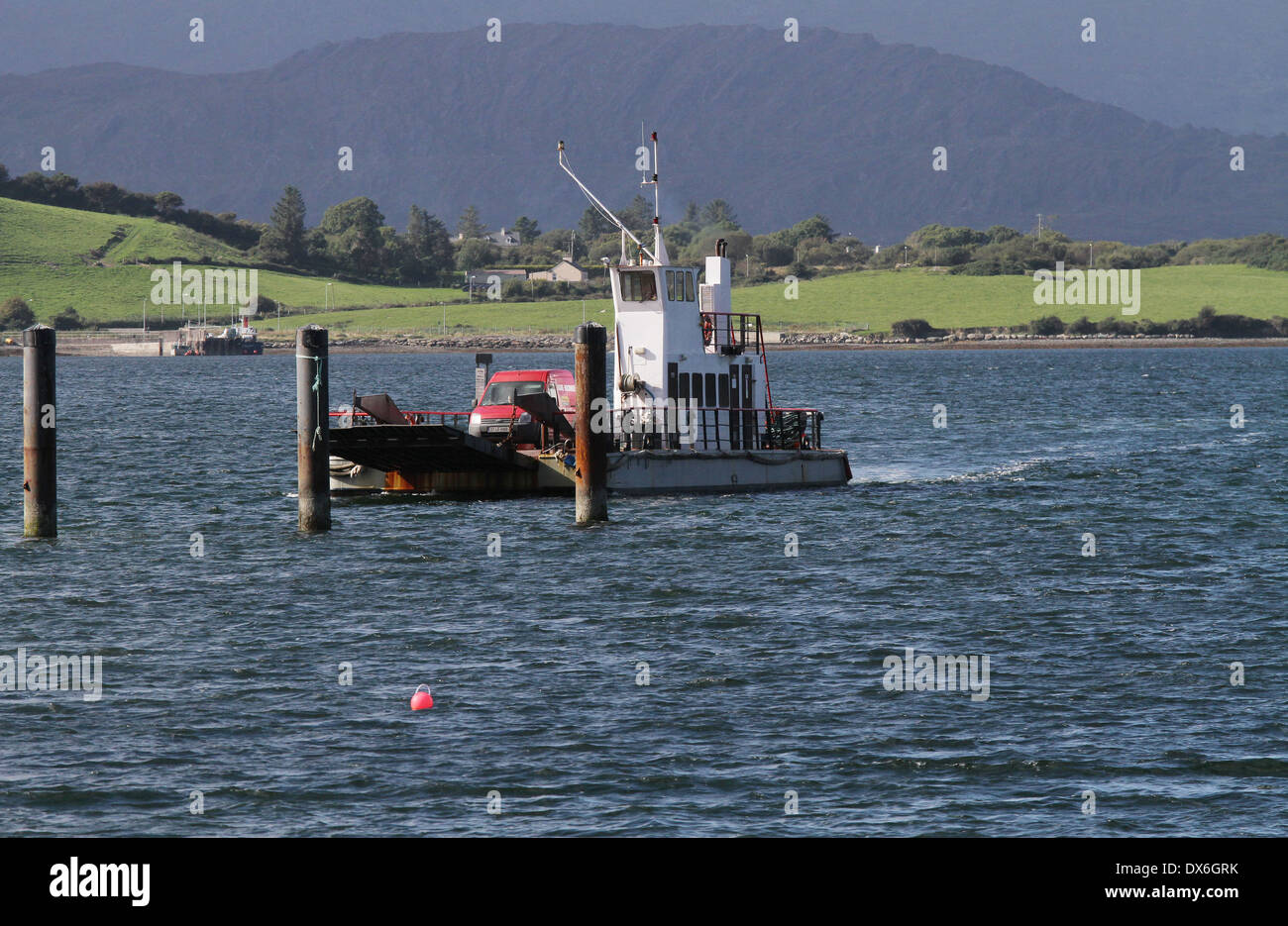 Kleines Auto und Personenfähre an Land kommen in Bantry-County Cork-Irland Stockfoto