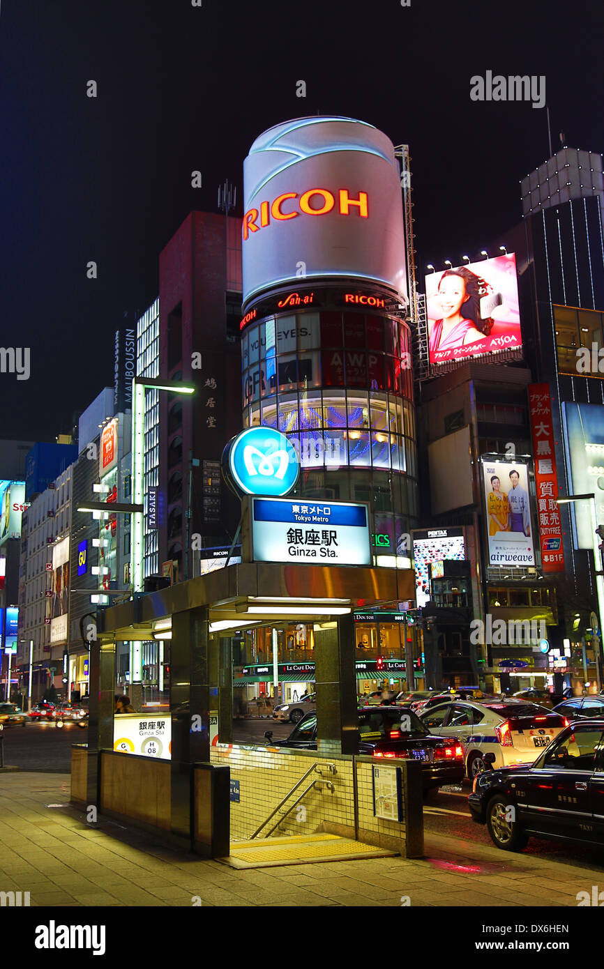 Nachtaufnahme von Gebäuden und Lichter in Ginza, Tokio, Japan Stockfoto