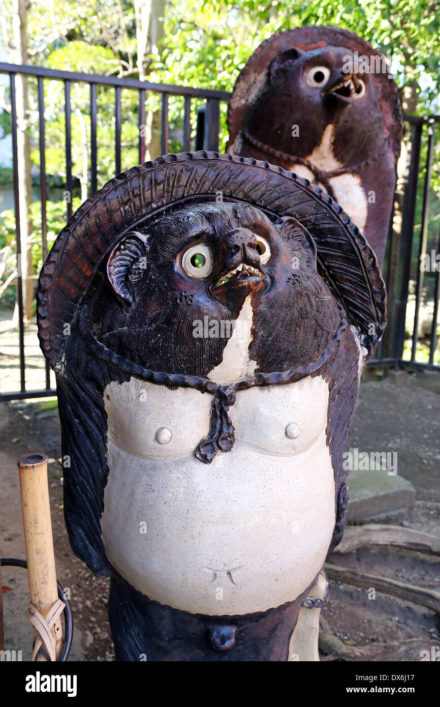 Otanuki-Sama Waschbär Hund Statuen an der Chingodo-Schrein in Asakusa in Tokyo, Japan Stockfoto
