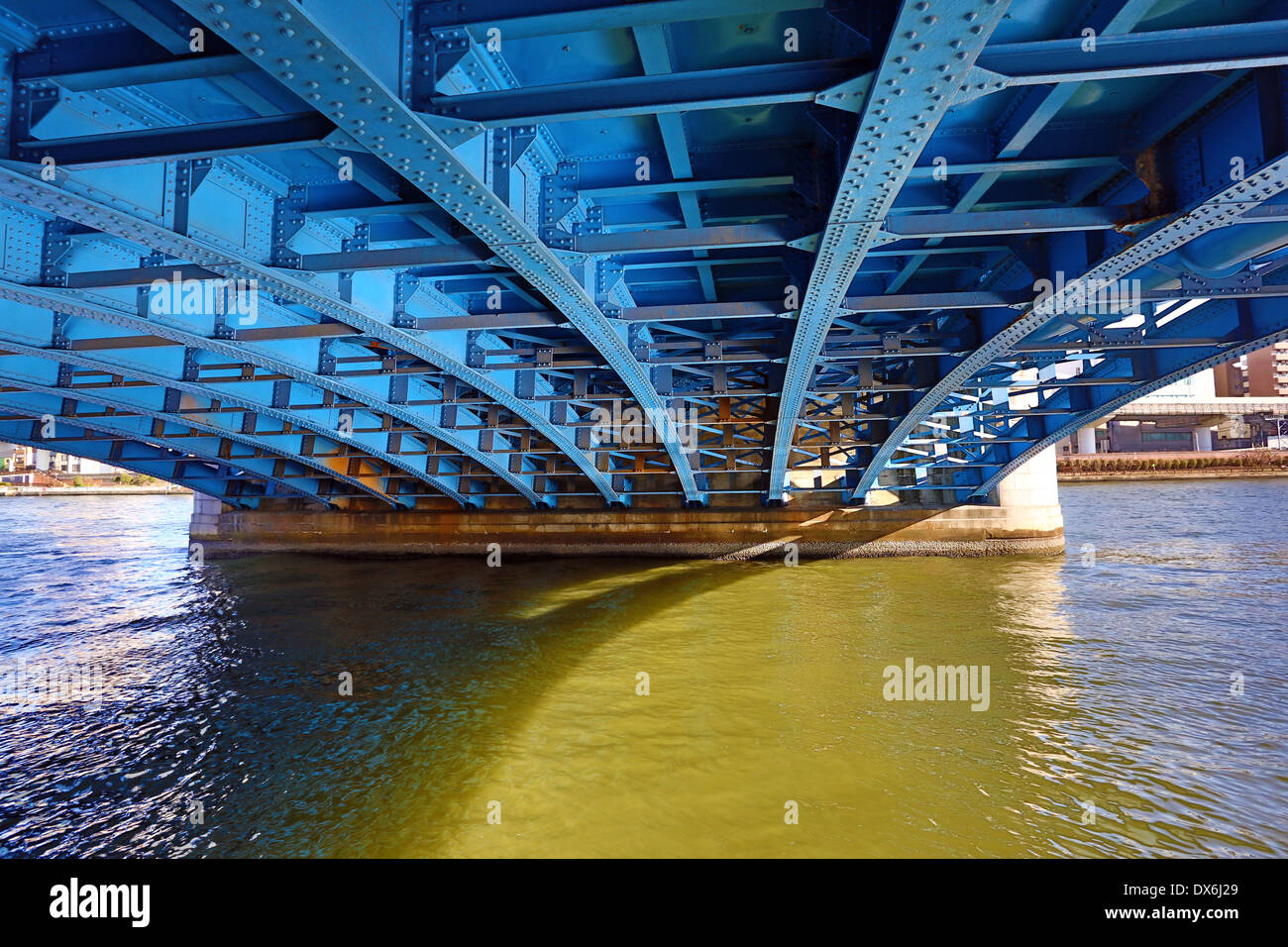 Brücke über den Sumida-Fluss in Asakusa, Tokio, Japan Stockfoto