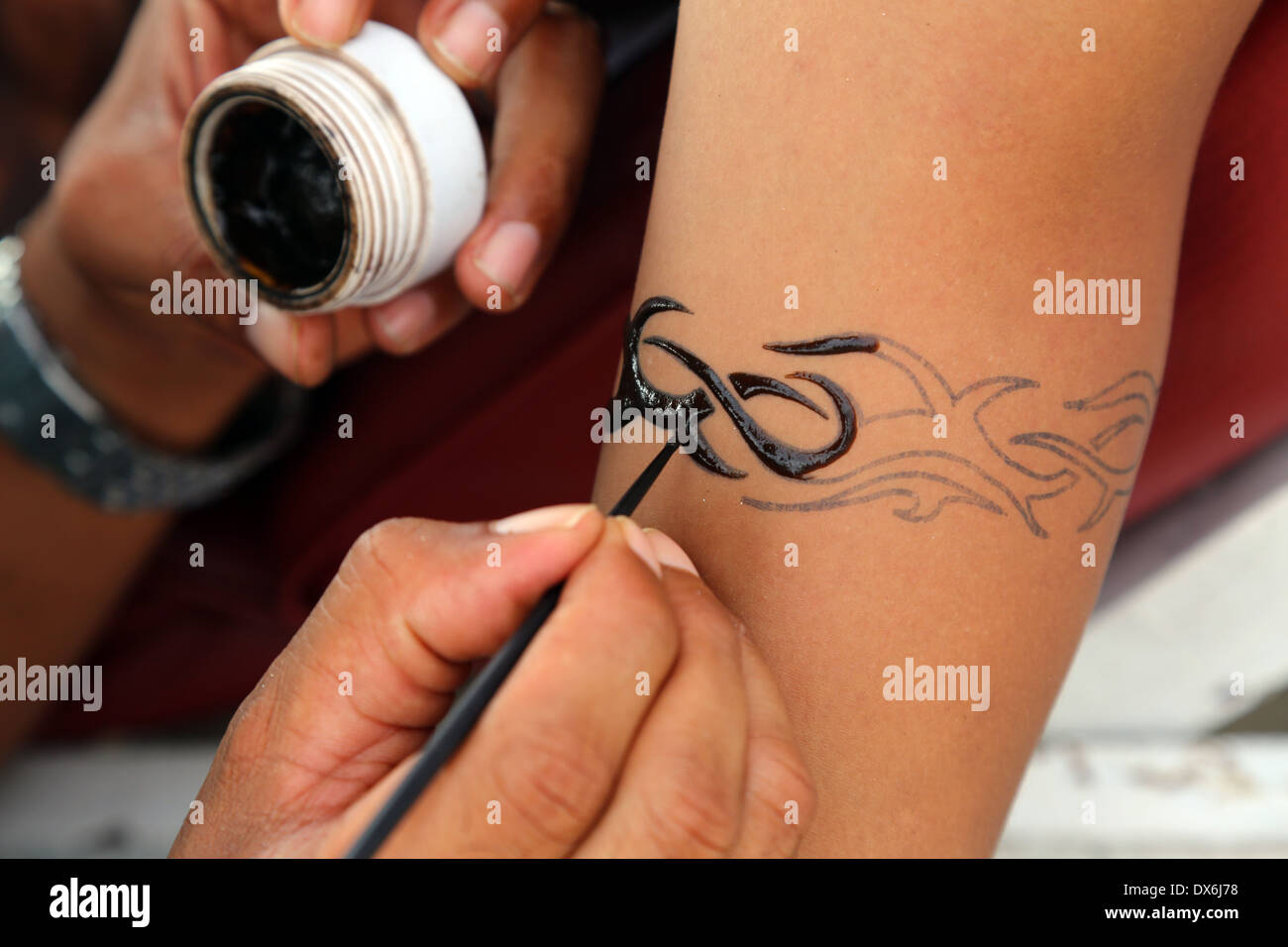 Tattoos für Touristen. Temporäre Henna Tattoo angewendet wird, Legian Beach, Denpasar, Bali, Indonesien Stockfoto