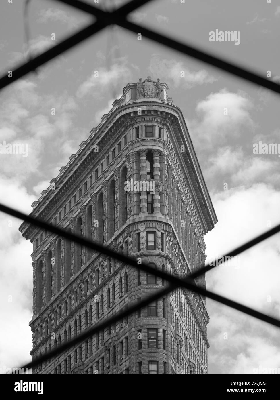 Das Flatiron Building betrachtet durch einen Zaun, New York Stockfoto