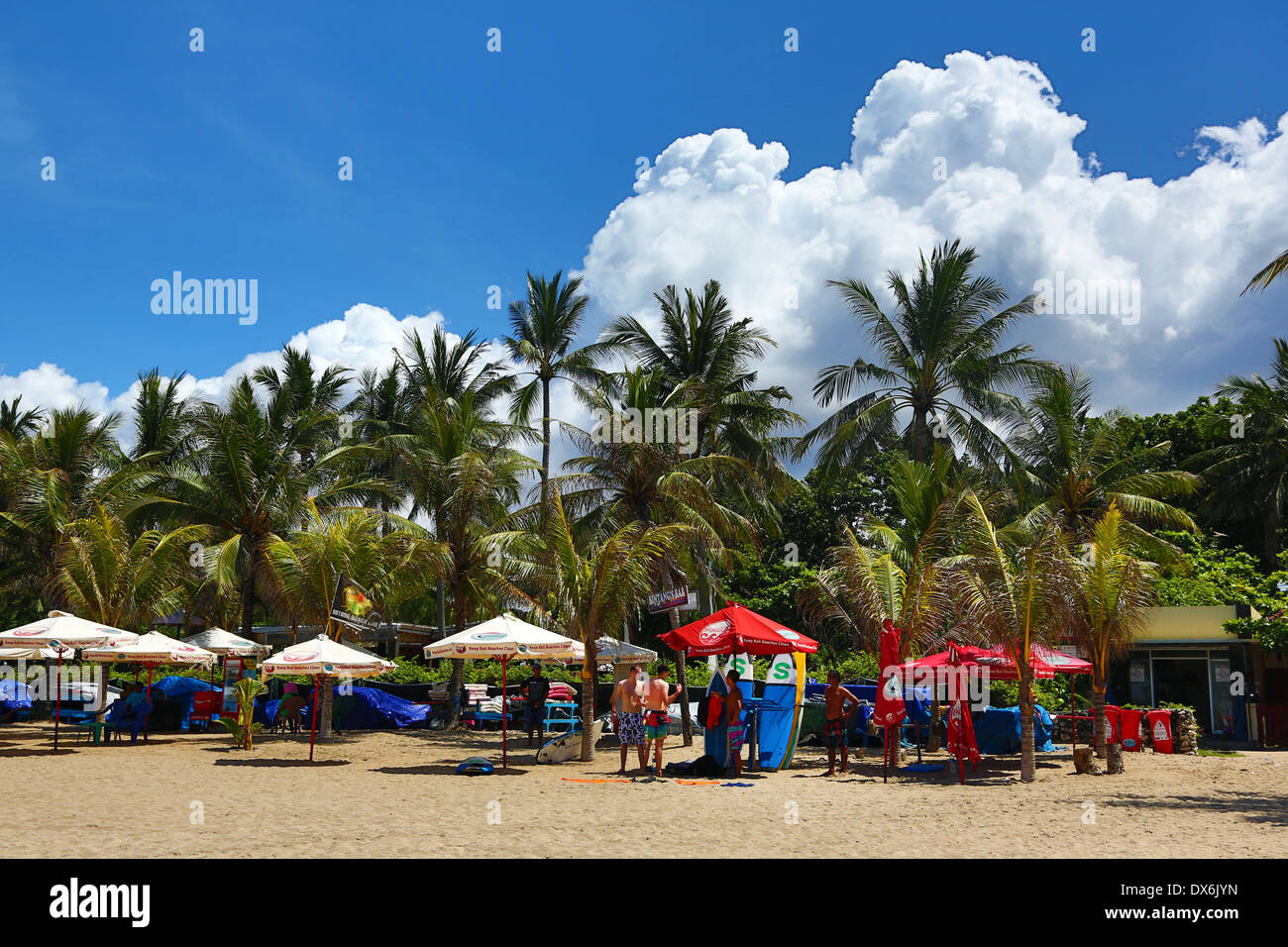 Sonnenschirme und Liegestühle am Legian Beach, Denpasar, Bali, Indonesien Stockfoto
