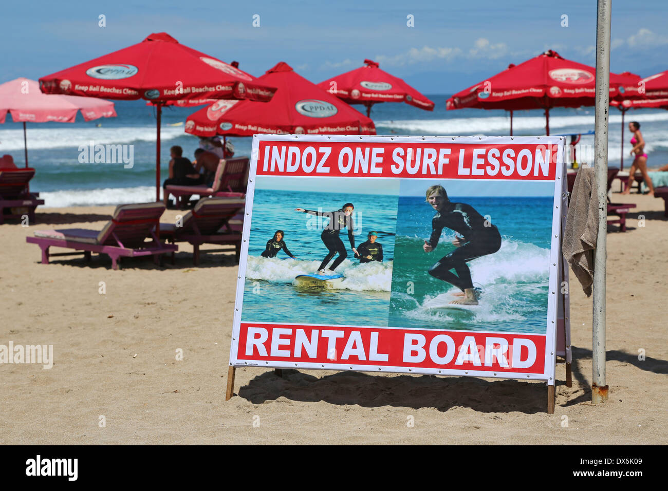 Surfen Sie Lektion und Board Verleih Zeichen, touristischen Aktivitäten am Legian Beach, Denpasar, Bali, Indonesien Stockfoto