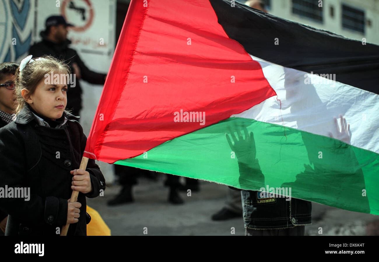 Gaza, Palästinensische Gebiete. 19. März 2014. Palästinensische Kinder während einer Protestaktion vor dem Hauptquartier des UNRWA Hilfswerks, fordern die Aufhebung der Belagerung von Gaza-Stadt, am 19. März 2014. Bildnachweis: Momen Faiz/NurPhoto/ZUMAPRESS.com/Alamy Live-Nachrichten Stockfoto