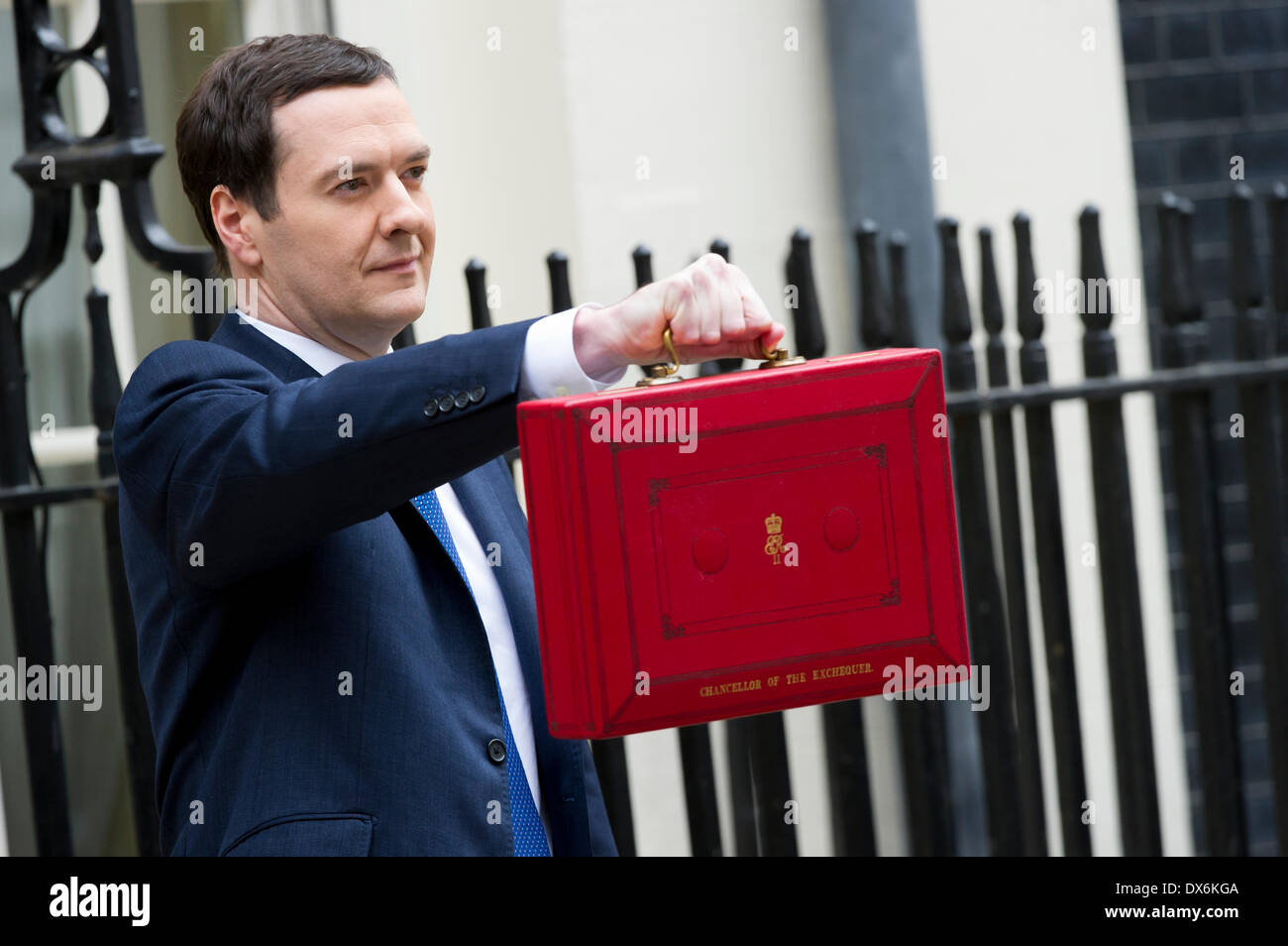 Der Schatzkanzler George Osborne außerhalb 11 Downing Street, bevor Sie an das House Of Commons, seine Annua zu liefern Stockfoto