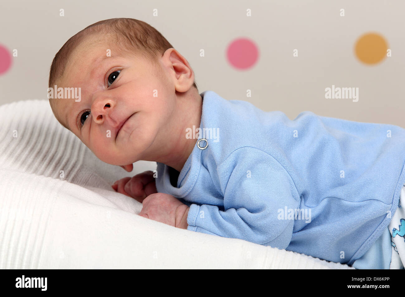 Neugeborenes Kind einen Monat alt Stockfoto