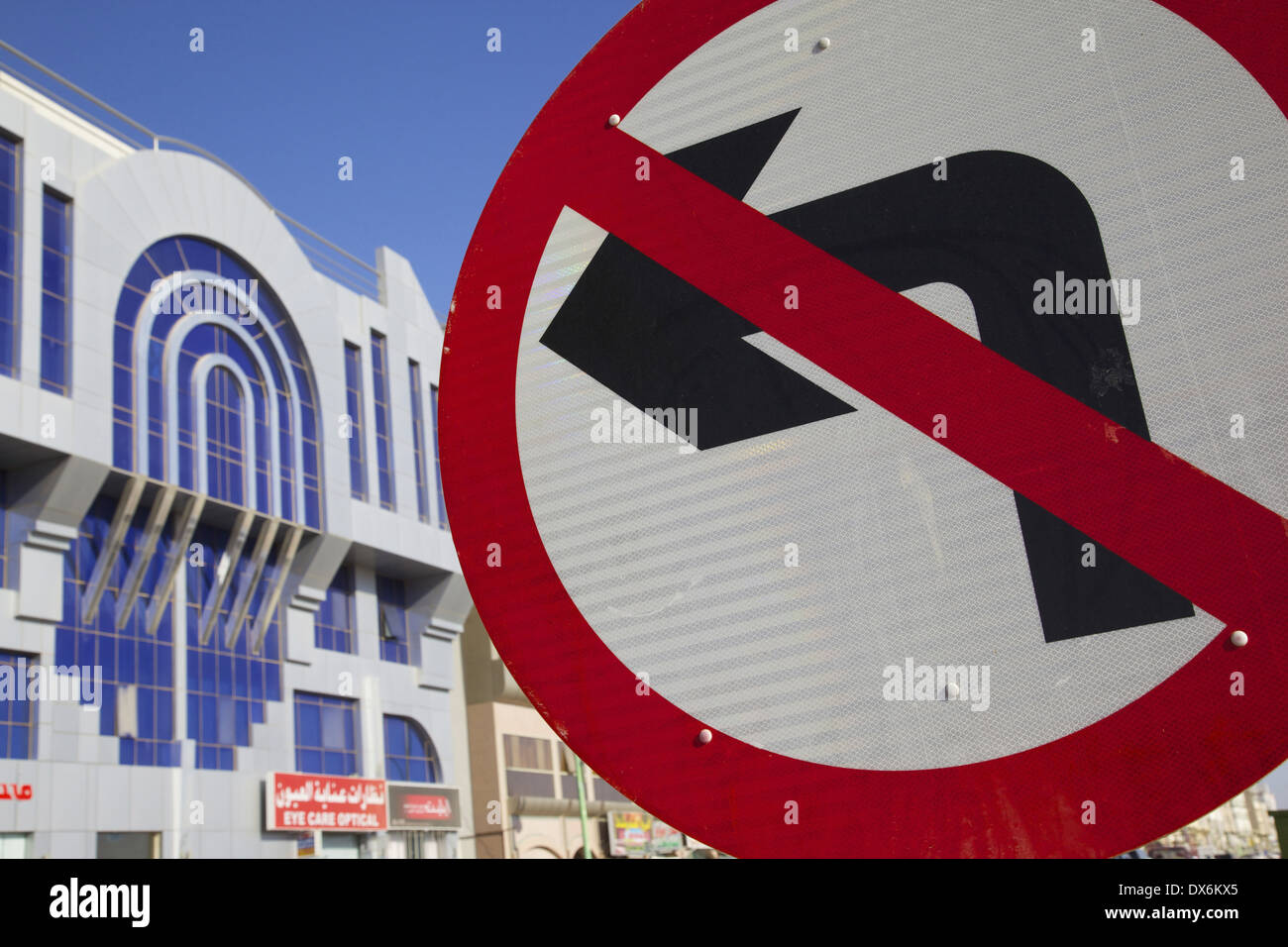 Naher Osten, Vereinigte Arabische Emirate, Abu Dhabi, Al Ain, links drehen Zeichen Stockfoto