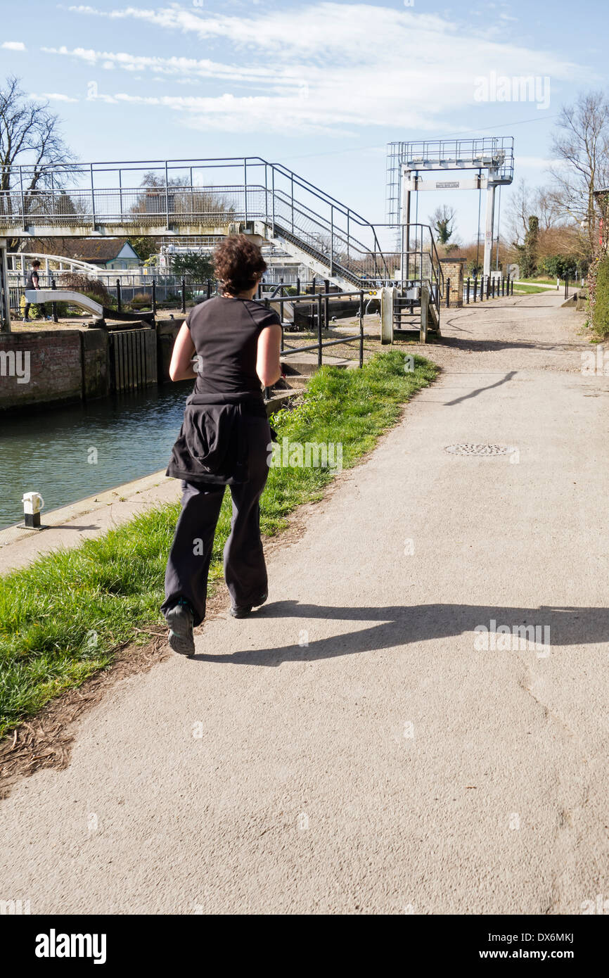 Junge Dame Joggen Fluss Cam nähert sich Köder beißen Lock Milton Stockfoto