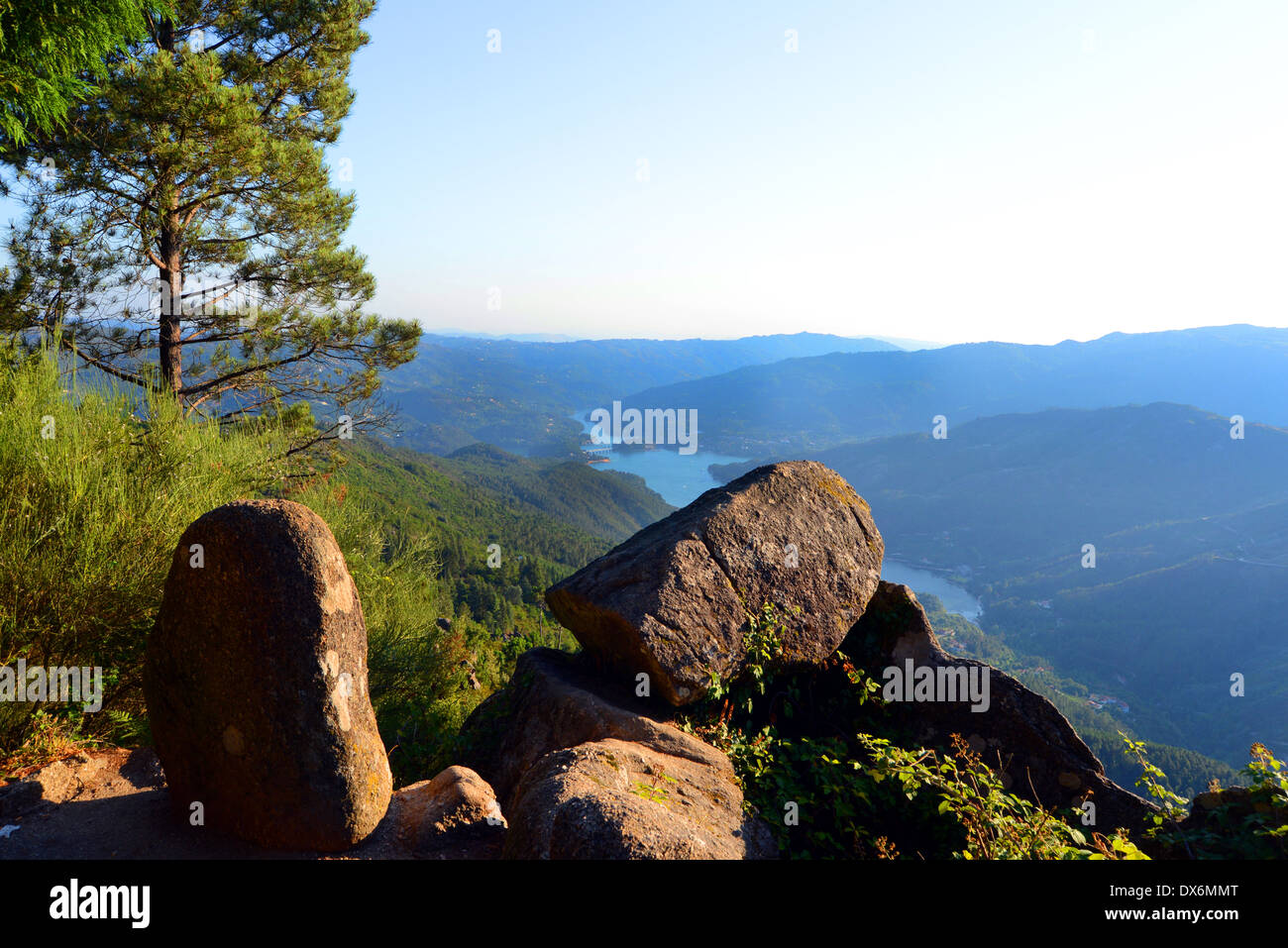 Northern Portugal Peneda Geres Nationalpark-Landschaft von Wald und Bergen. Stockfoto