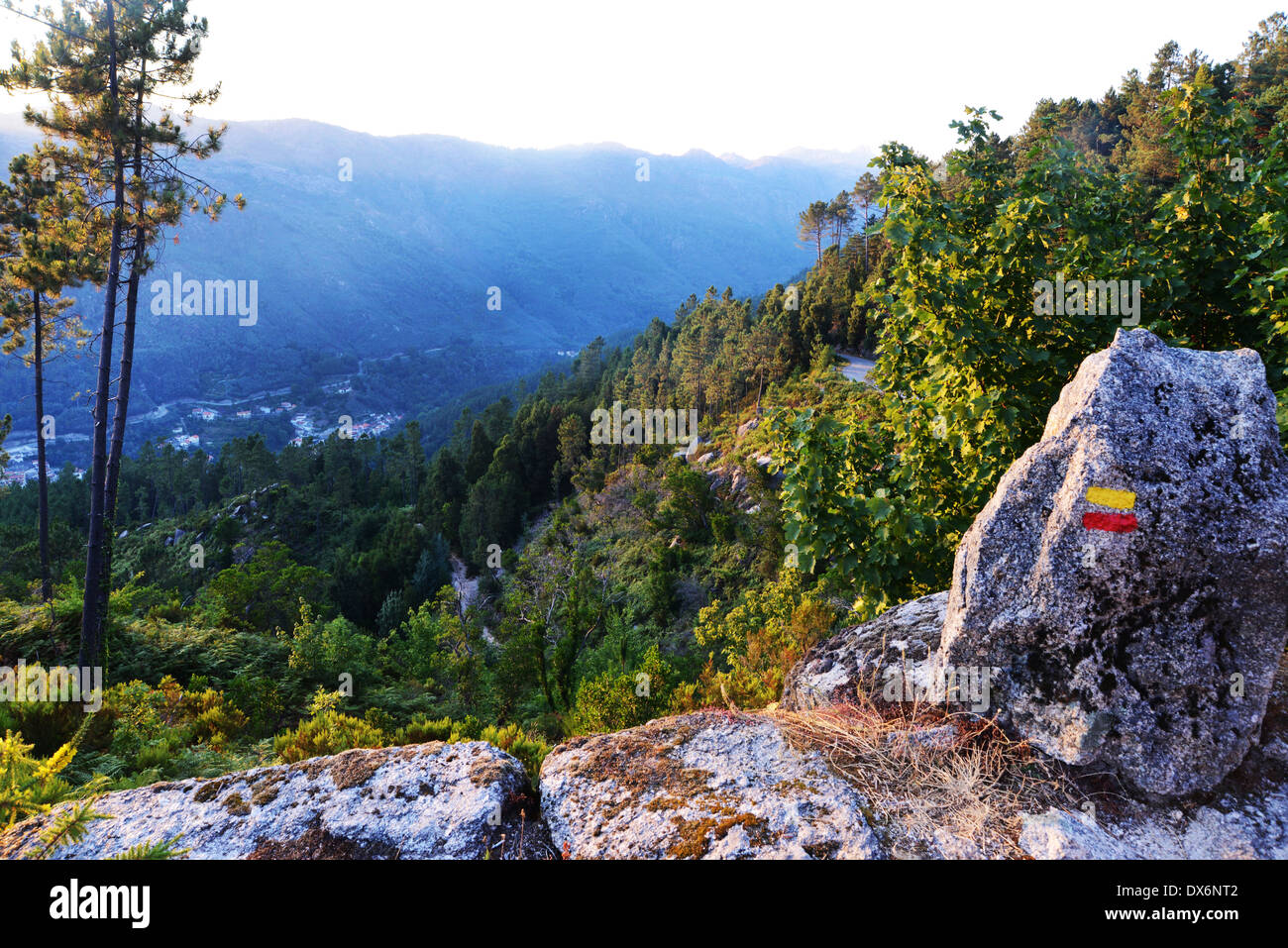 Northern Portugal Peneda Geres Nationalpark-Landschaft von Wald und Bergen. Stockfoto