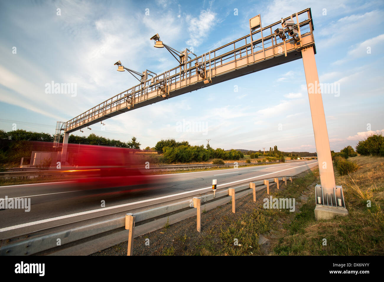 LKW auf der Durchreise eine Mautstelle auf der Autobahn (verschwommenes Bild Bewegung, getönten Farbbild) Stockfoto