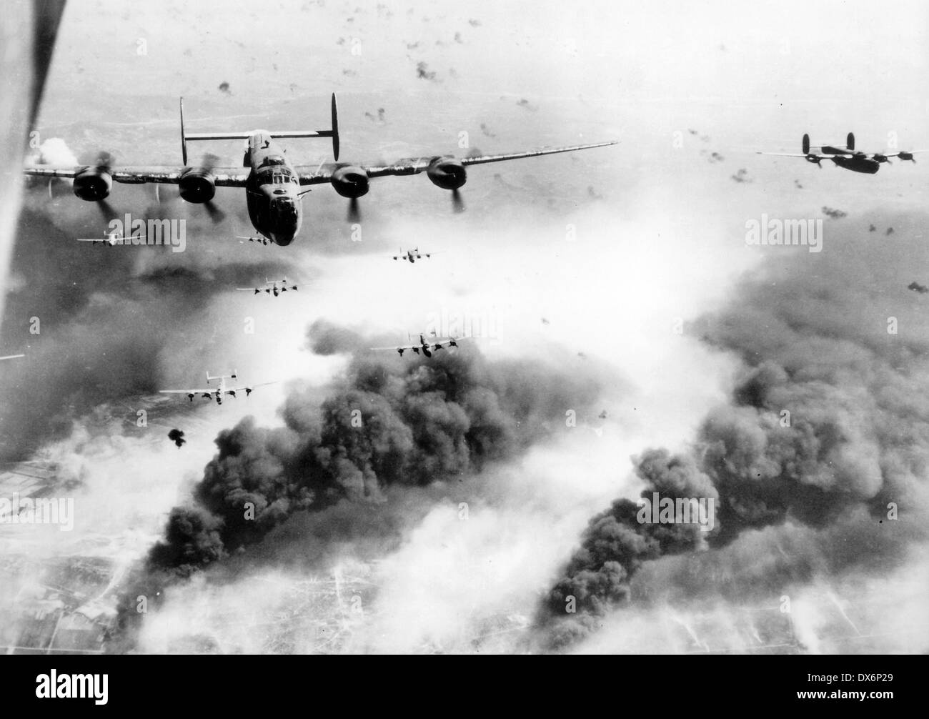 AMERIKANISCHEN Befreier b-24 464BG bei Tageslicht Angriff auf die Vega-Öl-Raffinerie in Ploiesti, Rumänien, 18. Mai 1944 Stockfoto