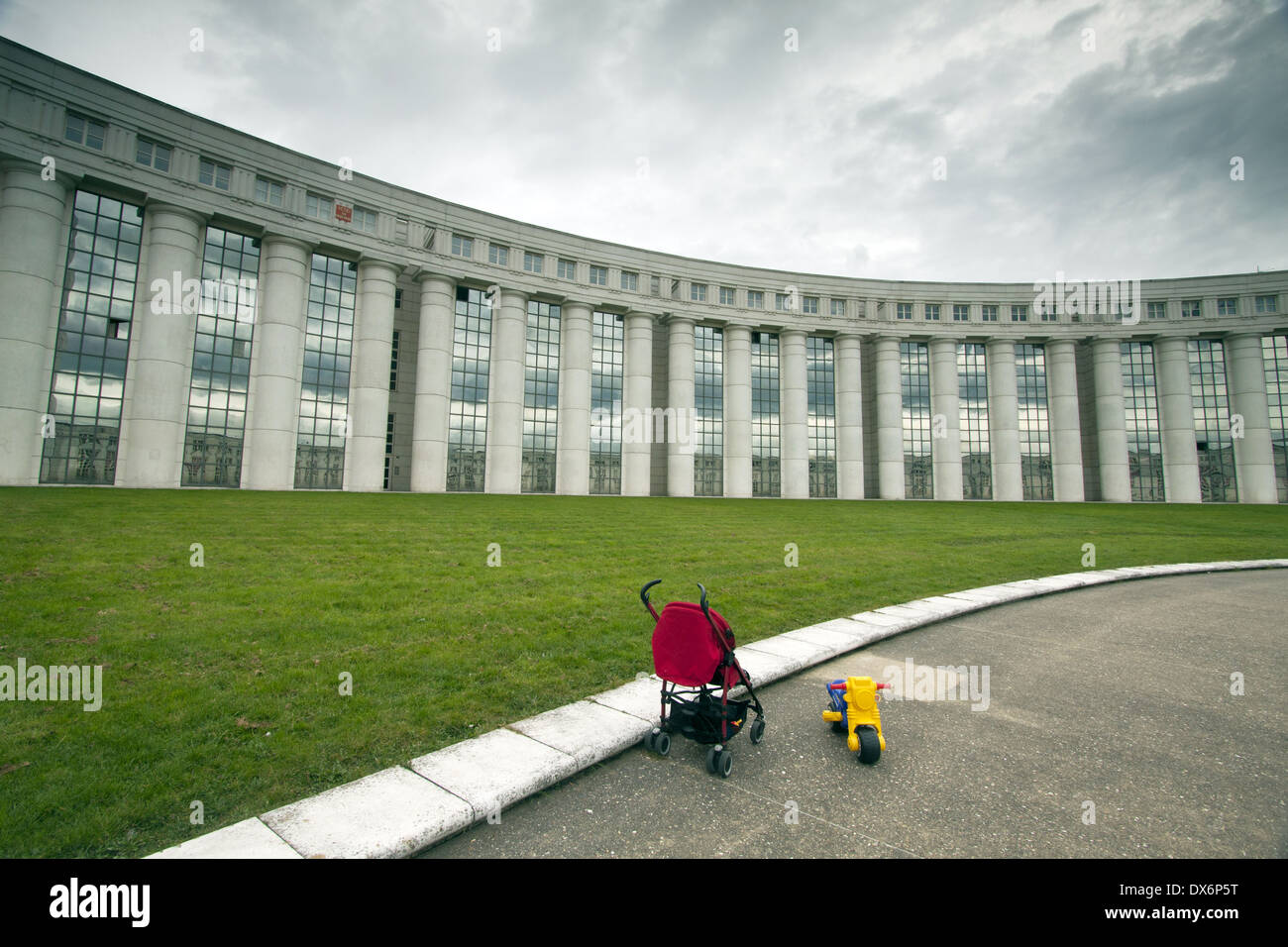 Gebäude von Ricardo Bofill, Cergy-Pontoise Cergy Axe Majeur-Horloge Bezirk Stockfoto