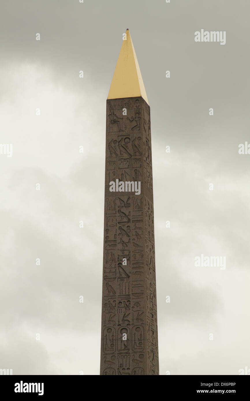 Ägyptische Obelisken geschmückt mit Hieroglyphen auf dem Place De La Concorde Stockfoto