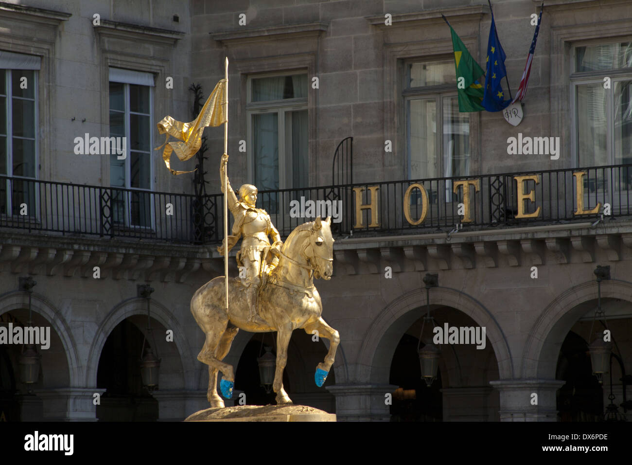 Jeanne d ' Arc Skulptur von Emmanuel Fremiet befindet sich an der Place des Pyramides mit Hotel Regina im Hintergrund Stockfoto