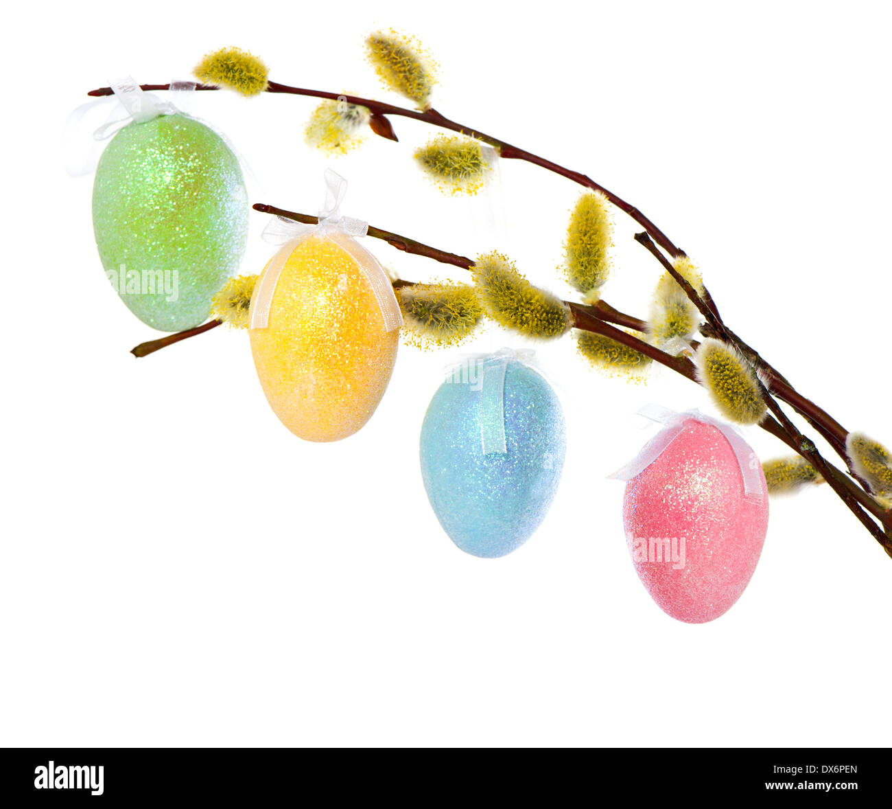 Frühling Baum mit Eiern Osterdekoration auf weißem Hintergrund Stockfoto
