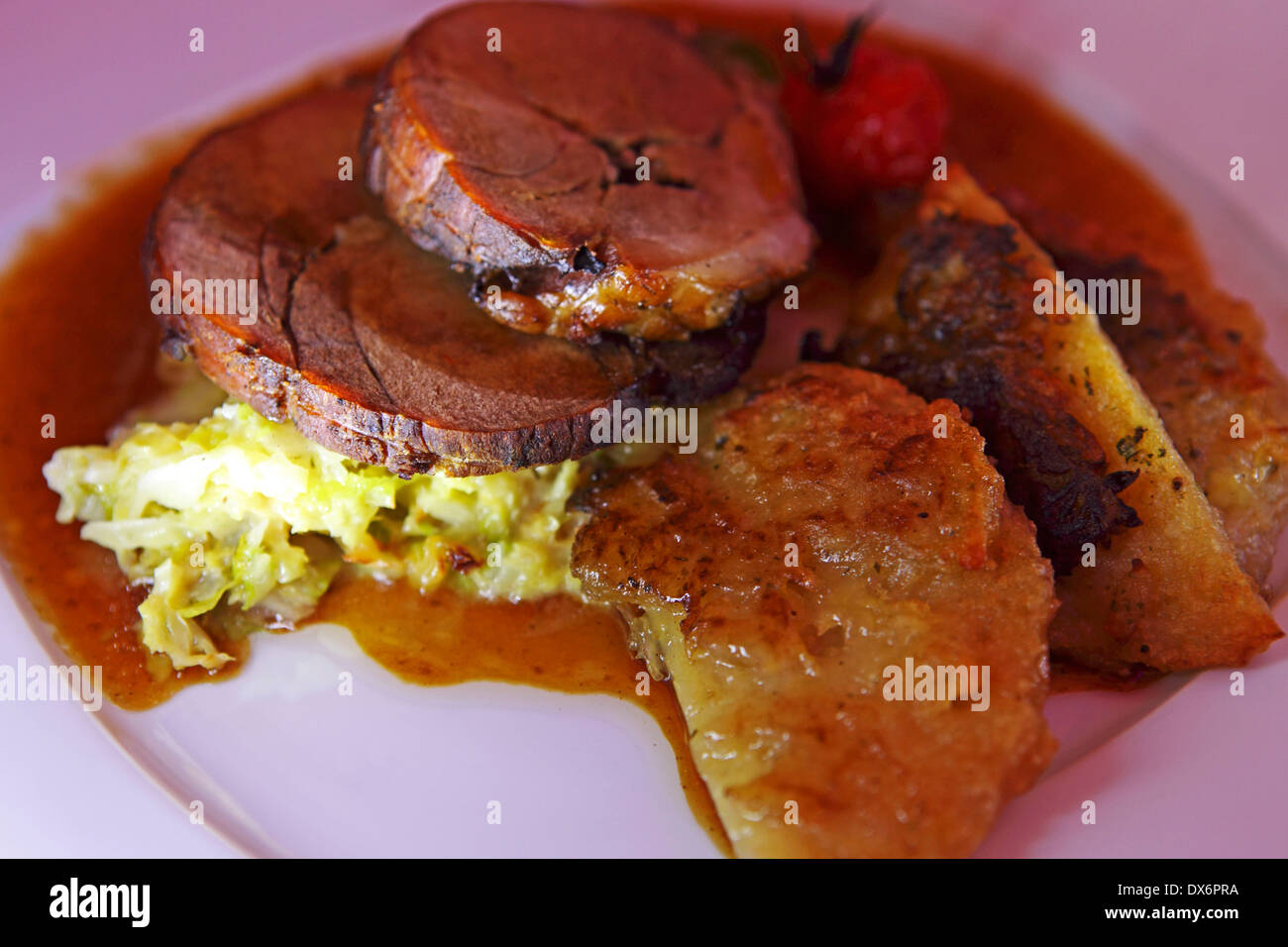 Gebratenes Wildschwein serviert Savoy Kohl und Kartoffel-Rösti in Weimar, Deutschland. Stockfoto